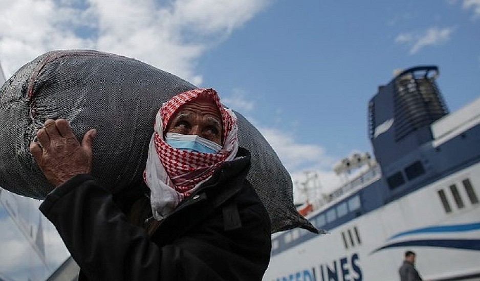 Στο Λαύριο το Blue Star Chios μεταφέροντας μετανάστες και πρόσφυγες