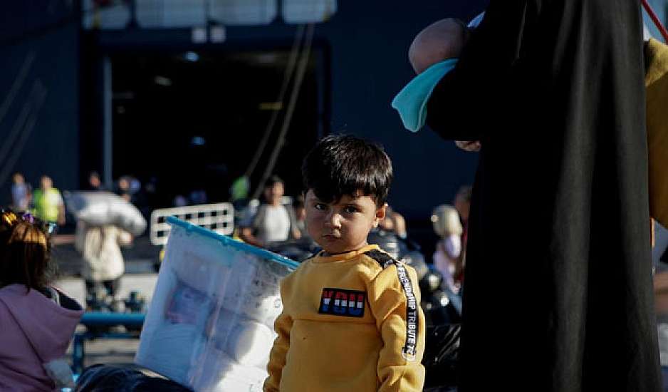 Στο λιμάνι του Πειραιά 215 πρόσφυγες από τη Μόρια