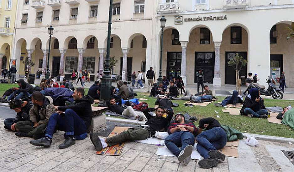 Σε άτυπο καταυλισμό προσφύγων έχει μετατραπεί η πλατεία Αριστοτέλους