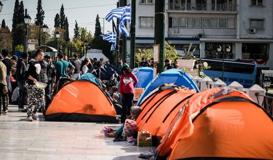 Σκηνές στην πλατεία Συντάγματος - Κατασκήνωσαν πρόσφυγες και μετανάστες