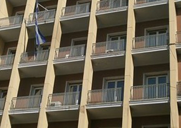 Τι προβλέπει το πολυνομοσχέδιο για τη ρύθμιση χρεών προς δήμους και τις προσλήψεις συμβασιούχων