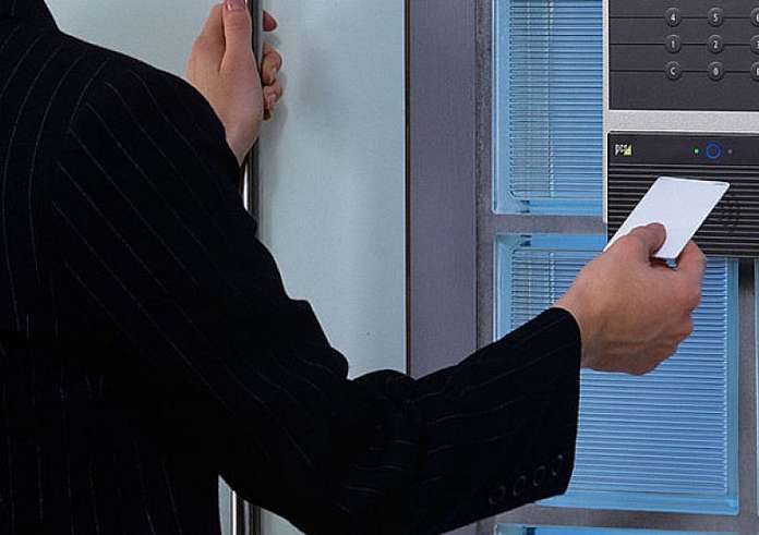 Επιδόματα: Πότε ξεκινά η υποχρεωτική καταβολή μέσω προπληρωμένης κάρτας