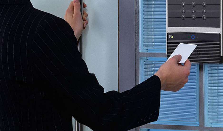 Επιδόματα: Πότε ξεκινά η υποχρεωτική καταβολή μέσω προπληρωμένης κάρτας