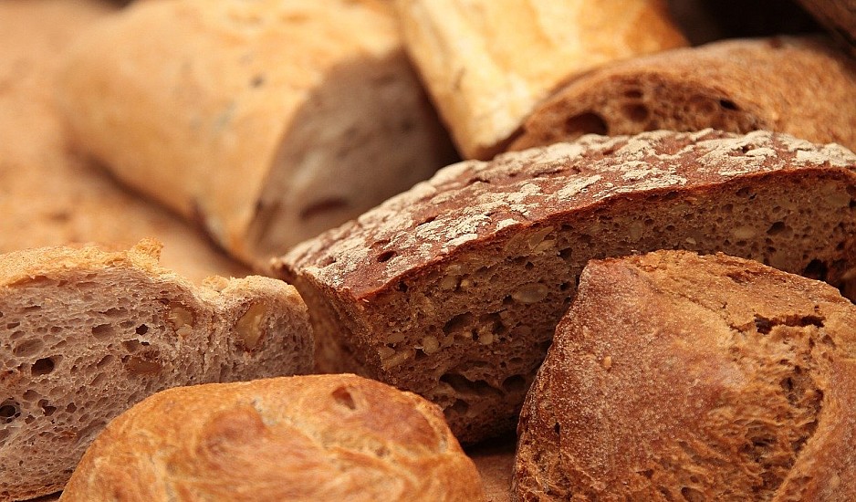 Ψωμί από φούρνο ή στο σπίτι. Τι συμφέρει περισσότερο; Η Ανθή Βούλγαρη ζυμώνει στο στούντιο
