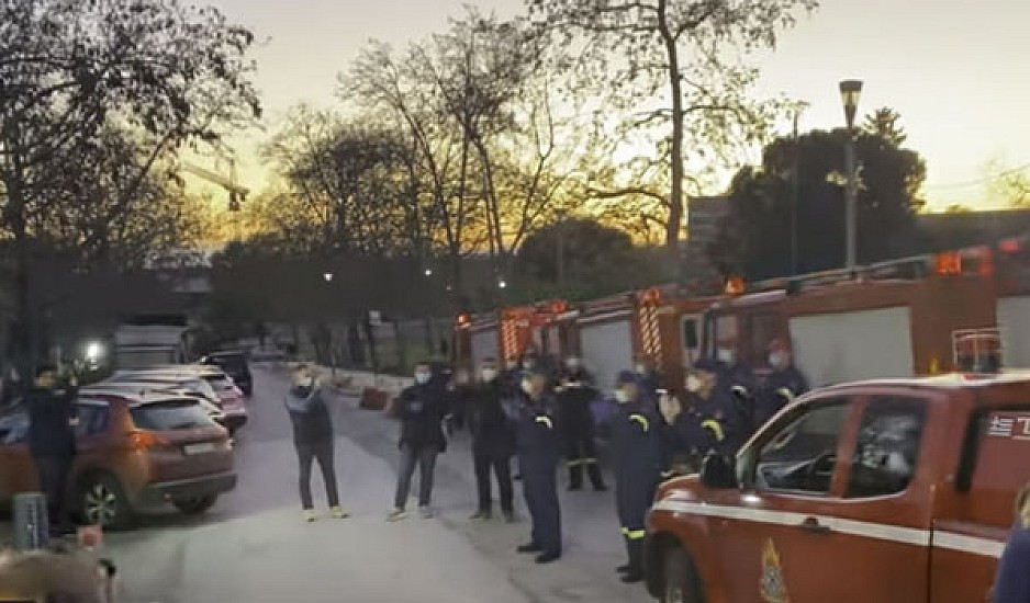 Συγκινητικές στιγμές στο ΑΧΕΠΑ: Πυροσβέστες απέτισαν φόρο τιμής στους νοσηλευτές
