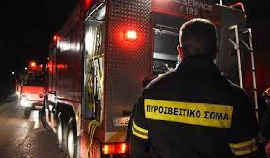 Φωτιά σε εργοστάσιο με πάνελ φωτοβολταϊκών στον Ασπρόπυργο