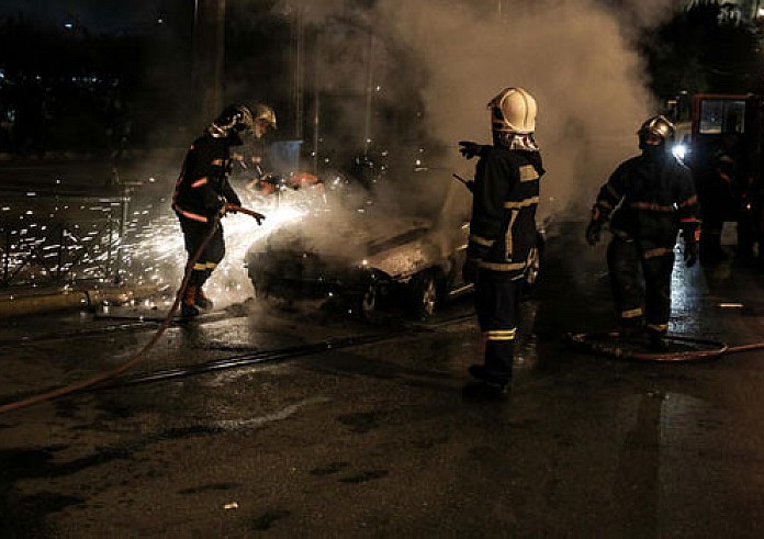 Μπαράζ εμπρηστικών επιθέσεων σε Κολωνάκι- Περιστέρι και Θεσσαλονίκη