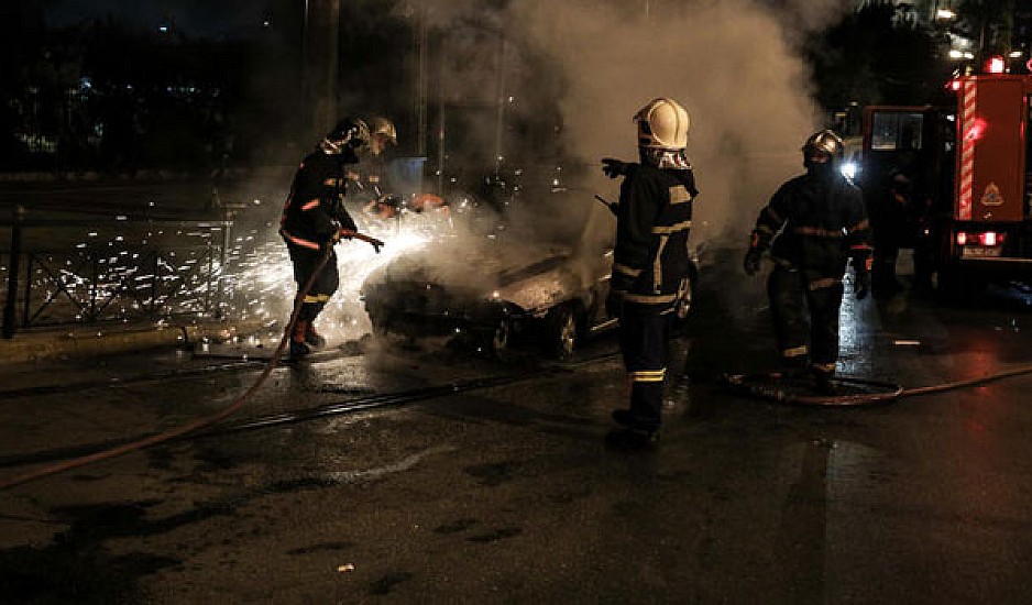 Επιθέσεις με μολότοφ στο Κολωνάκι: Έκαψαν τέσσερα αυτοκίνητα