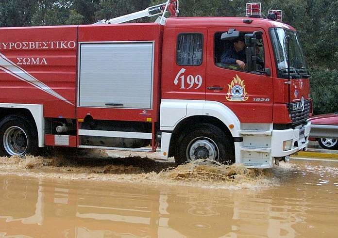 Ξυλόκαστρο: Σε εξέλιξη η κακοκαιρία – Κλειστά και αύριο Τετάρτη τα σχολεία