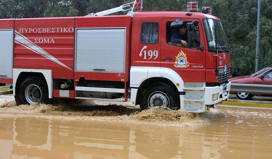 Ξυλόκαστρο: Σε εξέλιξη η κακοκαιρία – Κλειστά και αύριο Τετάρτη τα σχολεία
