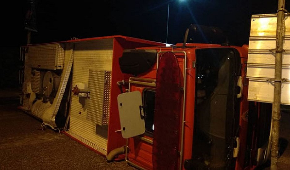 Νέα Μάκρη: Δύο σοβαρά τραυματίες από ανατροπή πυροσβεστικού οχήματος