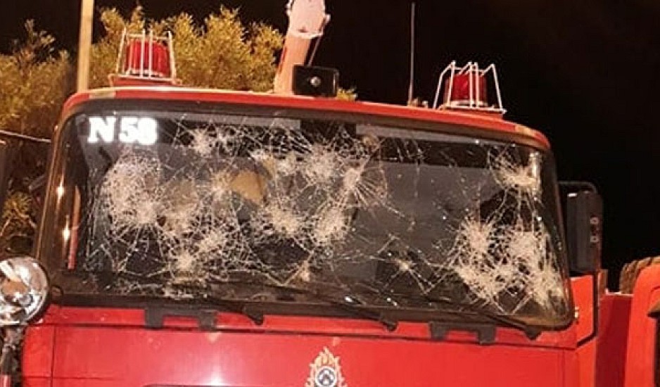 Σοβαρές ζημιές σε πυροσβεστικά οχήματα στην Μόρια – Κινδύνευσαν οι πυροσβέστες