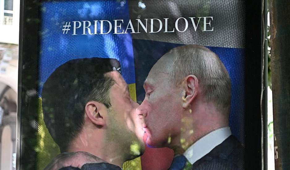Πούτιν και Ζελένσκι φιλιούνται στο στόμα σε αφίσα στο Τορίνο