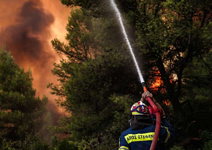Χωρίς ενεργό μέτωπο η φωτιά στην Πάρνηθα – Την εντόπισαν drones της Πυροσβεστικής