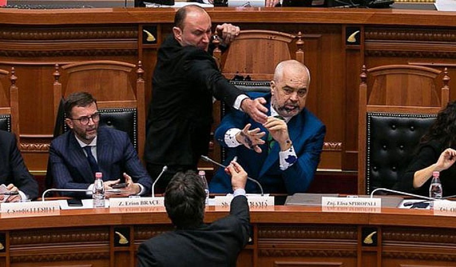 Χαμός στην Αλβανική Βουλή: Επιτέθηκαν με μπογιά στον πρωθυπουργό Εντι Ράμα