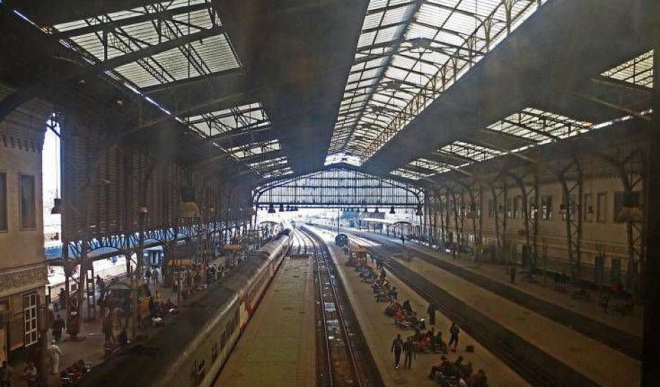 Αίγυπτος: Ελεγκτής ανάγκασε επιβάτες χωρίς εισιτήριο να πηδήξουν από το τρένο