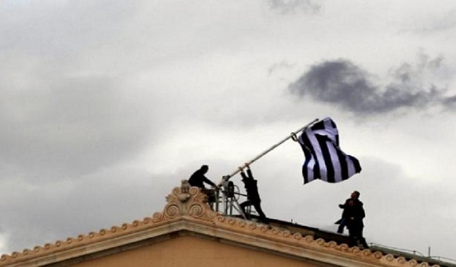 Reuters: Η Ελλάδα βγαίνει από τα μνημόνια, αλλά οι ανοιχτές πληγές παραμένουν