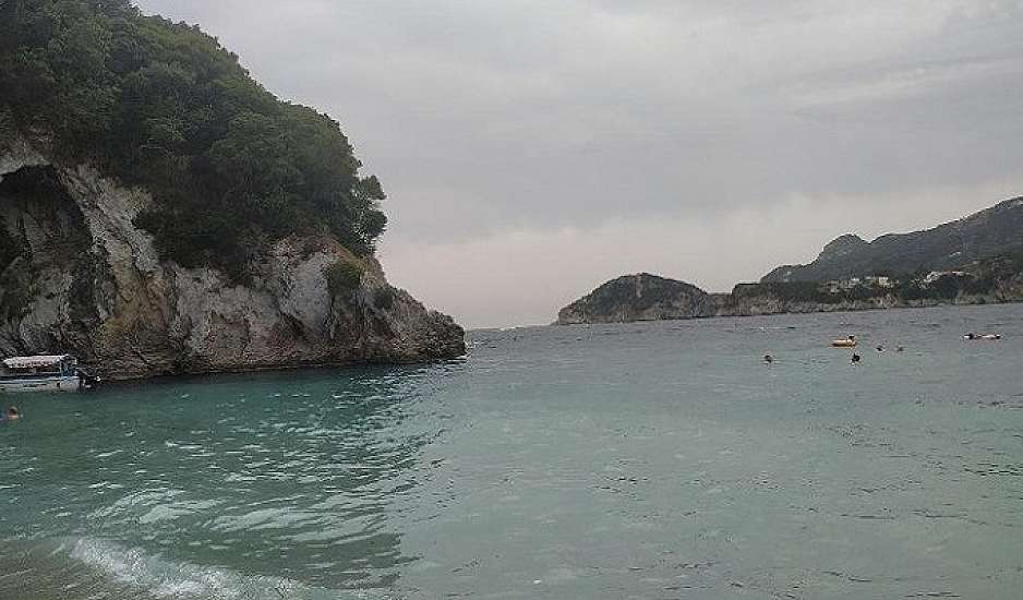 Κέρκυρα: Η παραλία της Ροβινιάς η υδάτινη γωνιά του παραδείσου