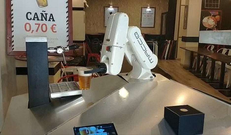 Ρομπότ-μπάρμαν σερβίρει τους πελάτες σε μπαρ στην Ισπανία