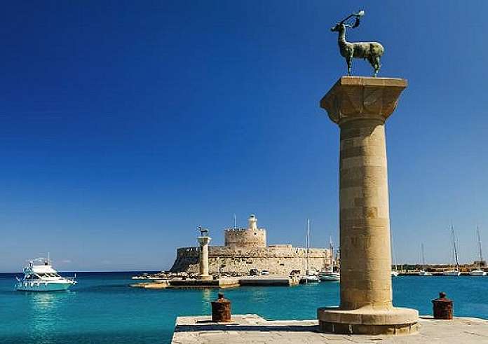 Ρόδος: Πετούν έξω τους ενοικιαστές και κάνουν τα σπίτια καταλύματα για τουρίστες