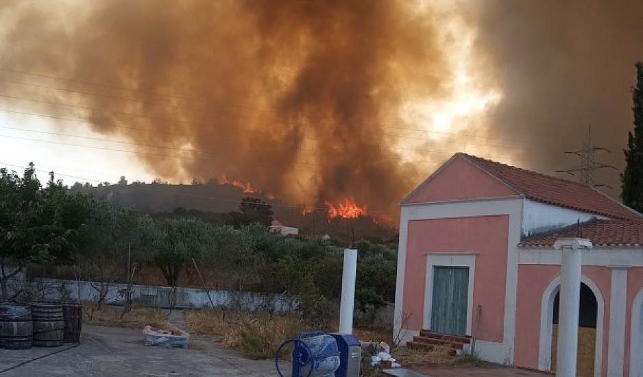 Ανεξέλεγκτη η φωτιά στη Ρόδο, εκκενώθηκαν χωριά - Πολύ υψηλός κίνδυνος πυρκαγιάς αύριο