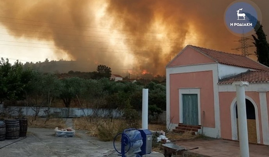 Συναγερμός για τη μεγάλη φωτιά στη Ρόδο - Χωρίς ηλεκτρικό ρεύμα πολλές περιοχές