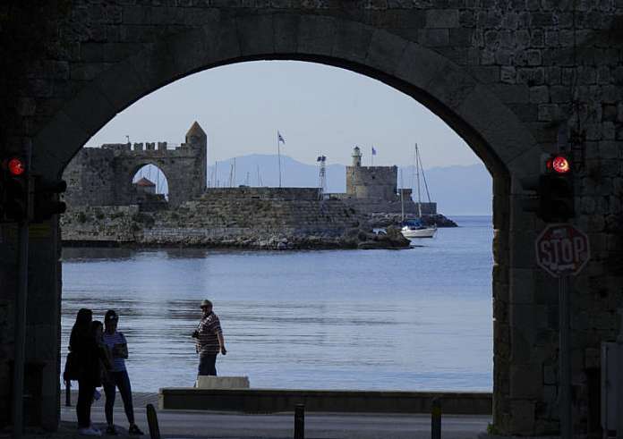 Ρόδος: 83χρονη χρέωνε το σπίτι της 20 ευρώ τη μέρα σε παράτυπους μετανάστες