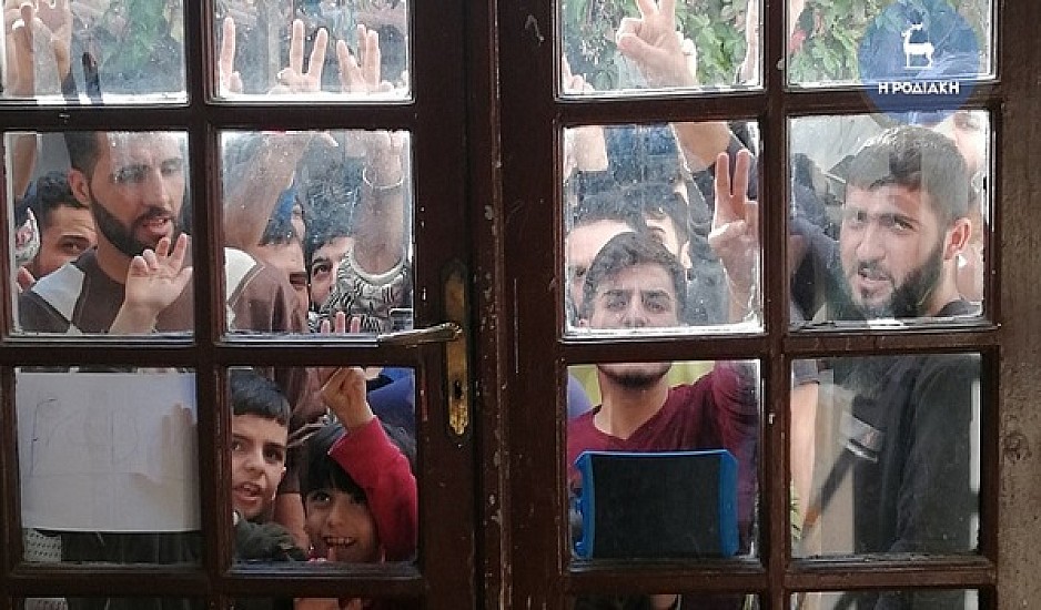 Ξέσπασαν οι πρόσφυγες έξω από το Λιμεναρχείο Ρόδου: Αφήστε μας να φύγουμε δεν αντέχουμε