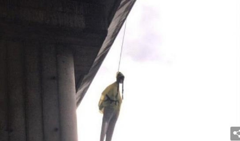Ανατριχιαστικό: Κρέμασαν κούκλα-ομοίωμα της 16χρονης Γκρέτα Τούνμπεργκ από γέφυρα στη Ρώμη