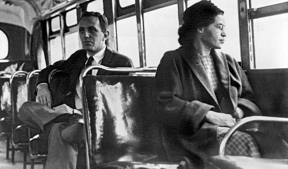 Rosa Parks: Η ηρωίδα του λεωφορείου που έφερε τσουνάμι αλλαγών στις ΗΠΑ