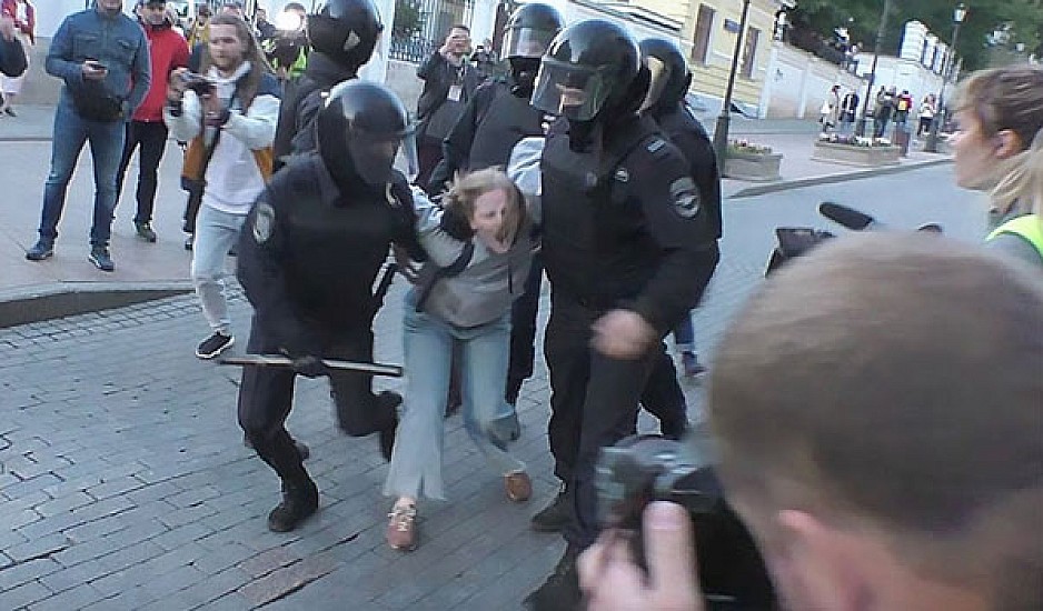 Ρωσία: Οργή για τον αστυνομικό που καταγράφηκε σε βίντεο να γρονθοκοπεί διαδηλώτρια