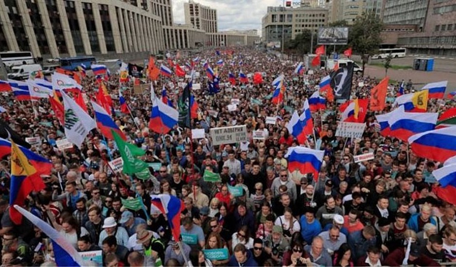 Ρωσία: Διαδηλωτές διαμαρτύρονται για τον αποκλεισμό υποψηφίων της αντιπολίτευσης από τις εκλογές