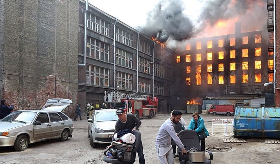 Ρωσία: Μεγάλη φωτιά σε εργοστάσιο στην Αγία Πετρούπολη – Νεκρός πυροσβέστης