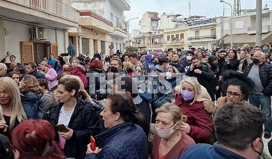 Πάτρα: Οργισμένος πλήθος έξω από το σπίτι της Ρούλας Πισπιρίγκου - Έγραψαν θάνατος. Πήγαν να λιντσάρουν τους συγγενείς