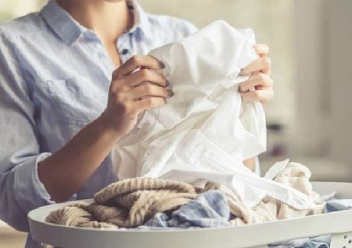 Δύο έξυπνα μυστικά για να σώσετε τα ρούχα που ξέβαψαν στο πλυντήριο