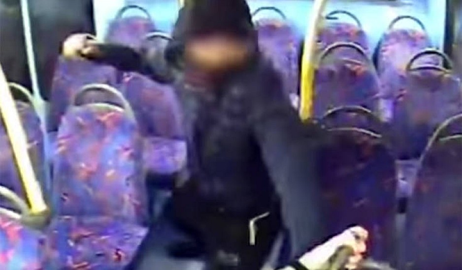 Σοκαριστικό βίντεο, έφηβοι απειλούν και εξευτελίζουν ζευγάρι γυναικών μέσα σε λεωφορείο