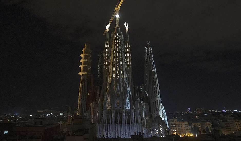 Βαρκελώνη: Φωταγωγήθηκαν οι δυο νέοι πύργοι της Sagrada Familia - Εντυπωσιακό βίντεο