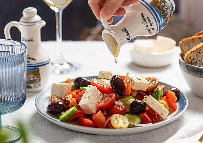 Το υλικό που απογειώνει τη χωριάτικη σαλάτα