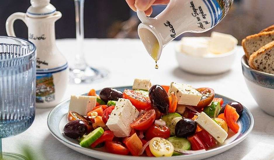 Το υλικό που απογειώνει τη χωριάτικη σαλάτα