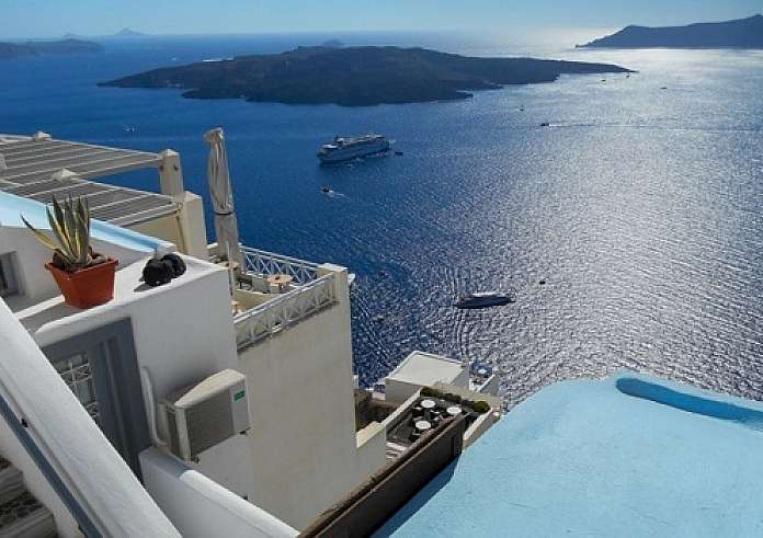 Ξεκίνησε η επιβολή τέλους στις κρουαζιέρες – Φόρος 20 ευρώ ανά επιβάτη σε Μύκονο και Σαντορίνη