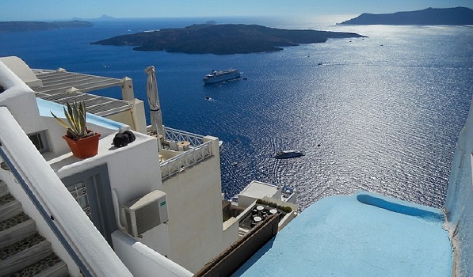 Η Ελλάδα μεταξύ των χωρών που έχουν καλές πιθανότητες να ανοίξουν σύντομα για τουρισμό