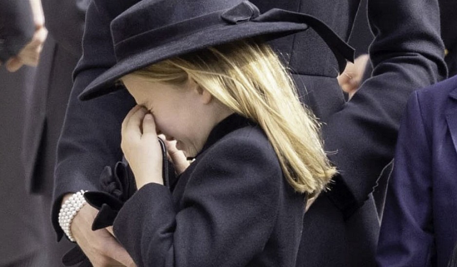 Κηδεία βασίλισσας Ελισάβετ: Ξέσπασε σε κλάματα η 7χρονη πριγκίπισσα Σάρλοτ