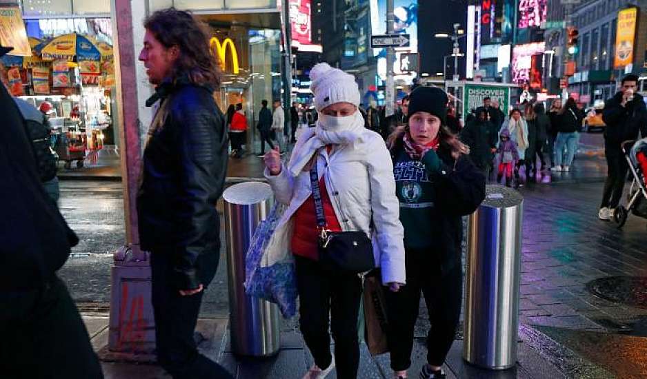 Κορονοϊός - Νέα Υόρκη: Έκκληση δημάρχου να φορούν φουλάρι ή μπαντάνα - Ο ιός μεταδίδεται και μέσω αέρα!