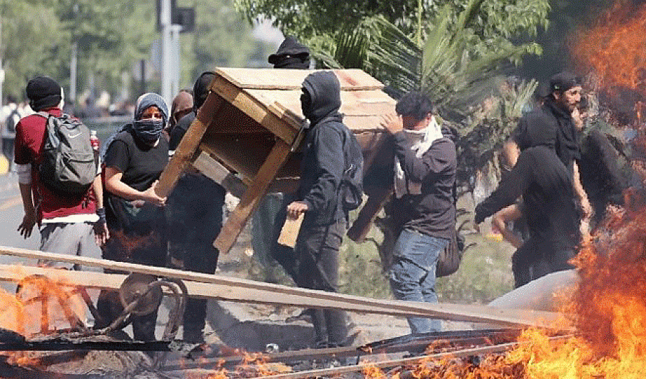 Σε «κόλαση» έχει μετατραπεί η Χιλή! - 3 νεκροί στο Σαντιάγο