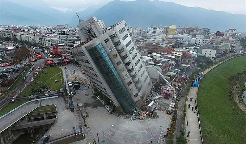 Ισχυρός σεισμός στην Ταϊβάν: Συγκλονιστικές εικόνες—Κτίρια κατέρρευσαν, δρόμοι «κόπηκαν» στα δύο