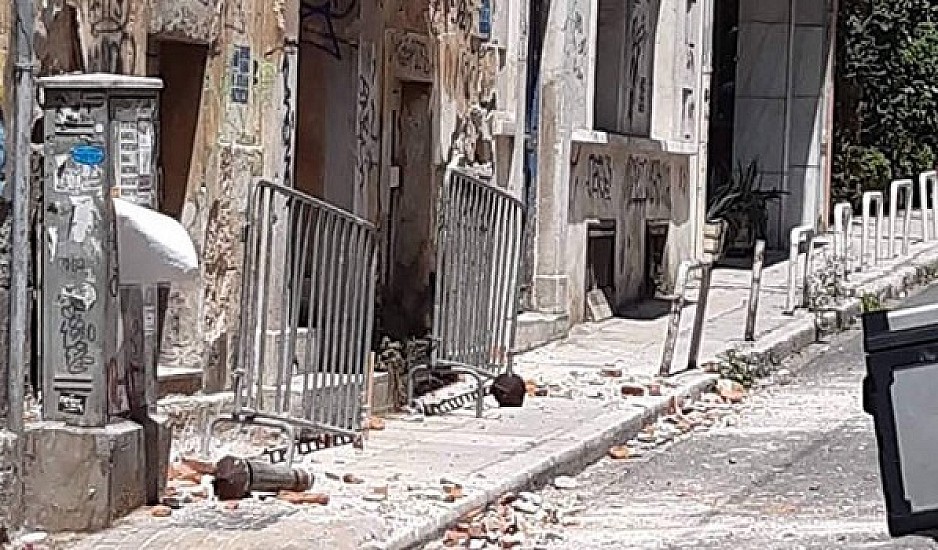 Σεισμός στην Αττική: Κατέρρευσαν ακατοίκητα κτήρια, μία τραυματίας, ζημιές και στη Βουλή