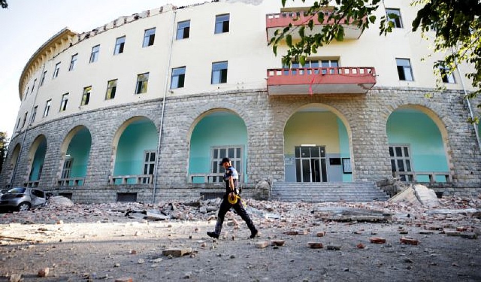 Συγκλονιστικές εικόνες από το σεισμό στην Αλβανία: Διαλυμένα σπίτια, δεκάδες τραυματίες