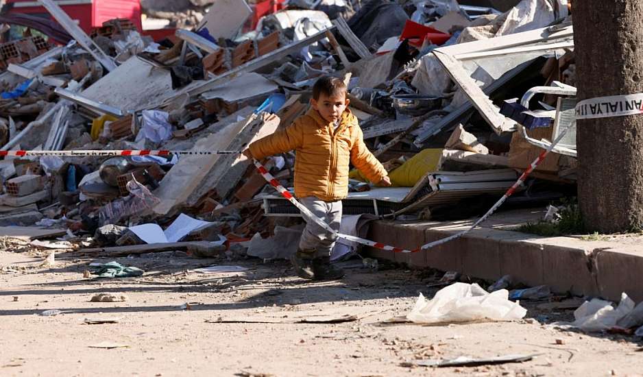 Σεισμός στην Τουρκία: Μπαμπά, θα πεθάνουμε; Ψυχολόγοι σπεύδουν για τη στήριξη παιδιών και γονέων