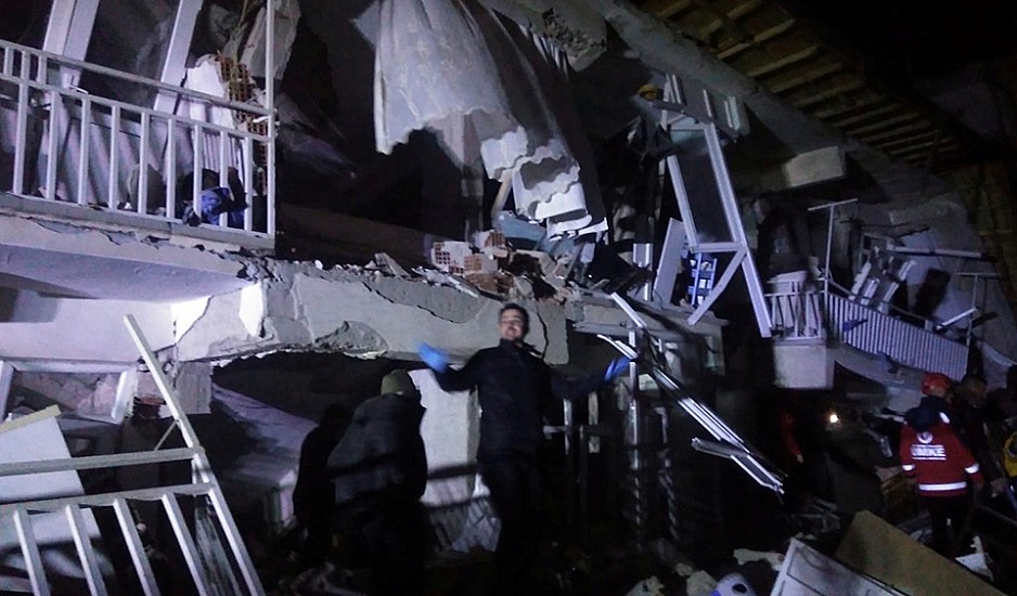 Ισχυρός σεισμός στην Τουρκία: Στους 20 ανέβηκαν οι νεκροί. Αγωνία για τους εγκλωβισμένους