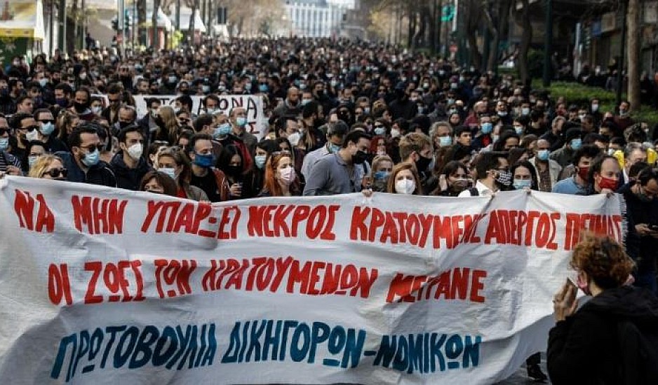 Από μία κλωστή κρέμεται η ζωή του Κουφοντίνα. Διαδήλωση στην Αθήνα